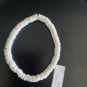 Puka shell beaded stretch bracelet. White. NWT